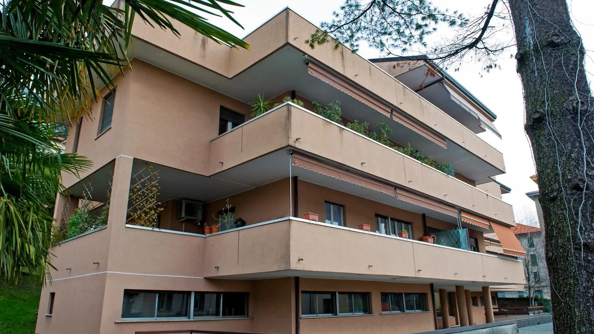 Sky View Apartment Como 0*,  Italia